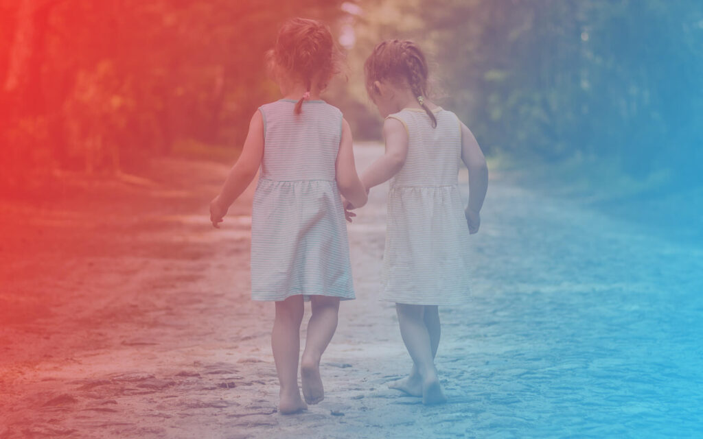 Twee kleine meisjes hand in hand vriendschap tegeltjes